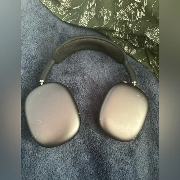 Apple AirPod Maxes,